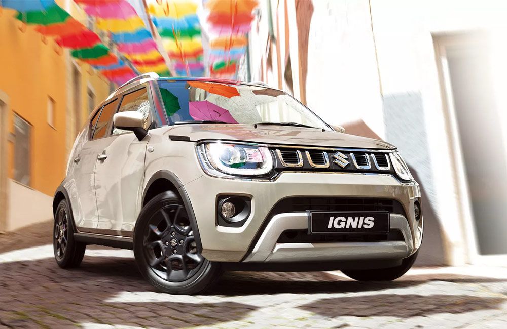 Pearl coloured Ignis driving in a alleyway