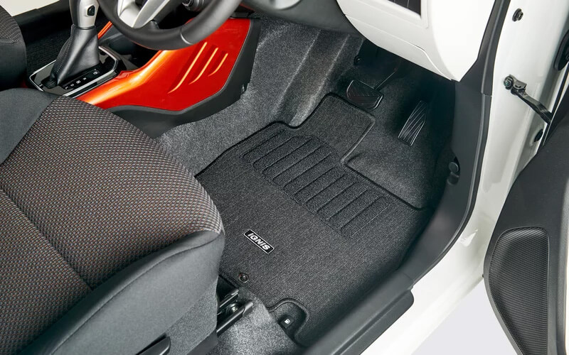 3D render of a Suzuki with the Carpet Floor Mat Set accessory attached